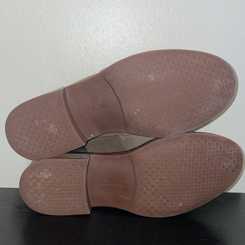 Clarks Women's Camzin Step Loafer.‎ Dark Olive & Tan Combination.  Size 7